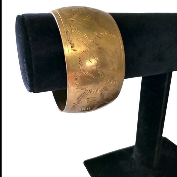 Vintage Etched Brass Bangle Bracelet Engraved Estate Bronze Patina Chunky Boho. - Picture 11 of 16